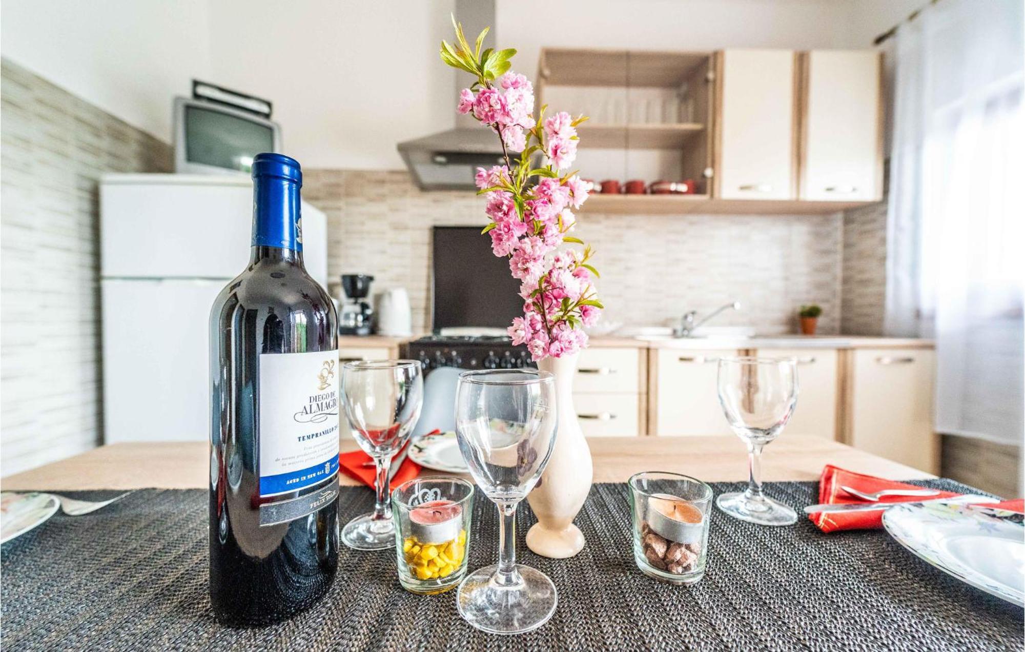 Amazing Apartment In Krnica With Kitchen Exteriér fotografie
